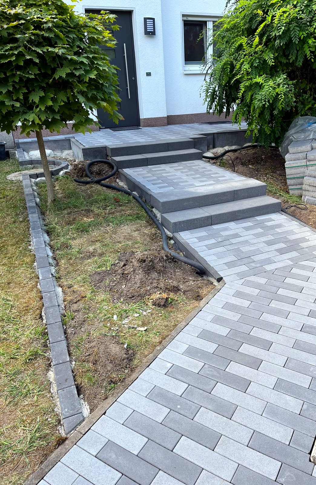 Gepflasterter Hauszugang mit Stufen, Gartengestaltung von BP